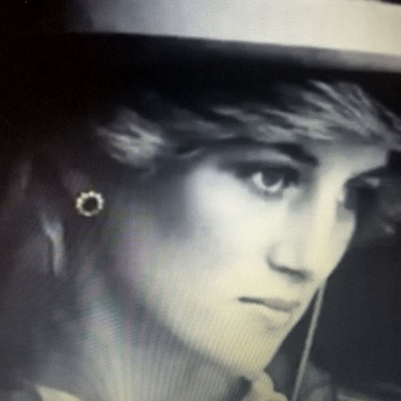 HP 🎊CHRISTIAN DIOR Vintage Crystal Earrings - Picture 7 of 8